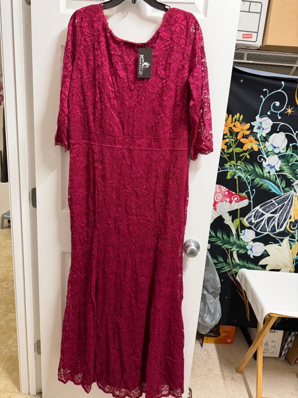 Women’s Long Sleeve Lace Gown in red xxl